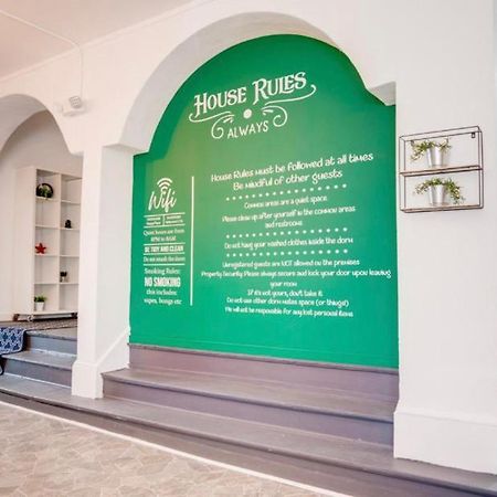 Women Only Rooms - Men Only Rooms - Free Wifi - Coffee Parking - Lockers Маямі Екстер'єр фото