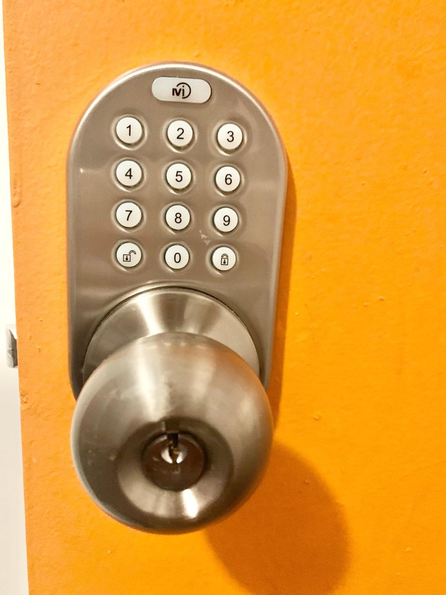 Women Only Rooms - Men Only Rooms - Free Wifi - Coffee Parking - Lockers Маямі Екстер'єр фото